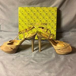 Gianni Bini high heels in taupe